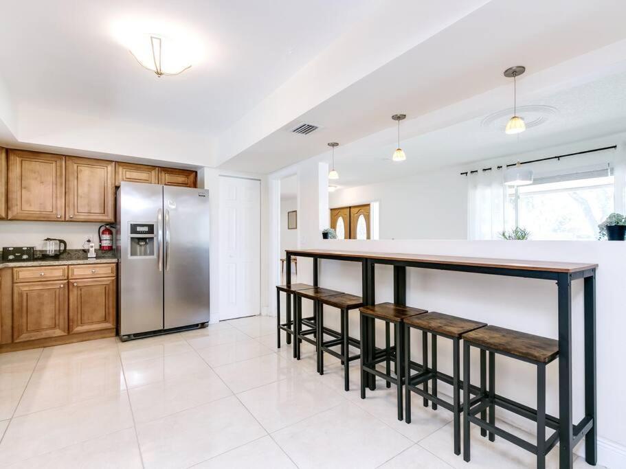 Modern Spacious 5-Bedroom Home With Pool Hollywood Luaran gambar