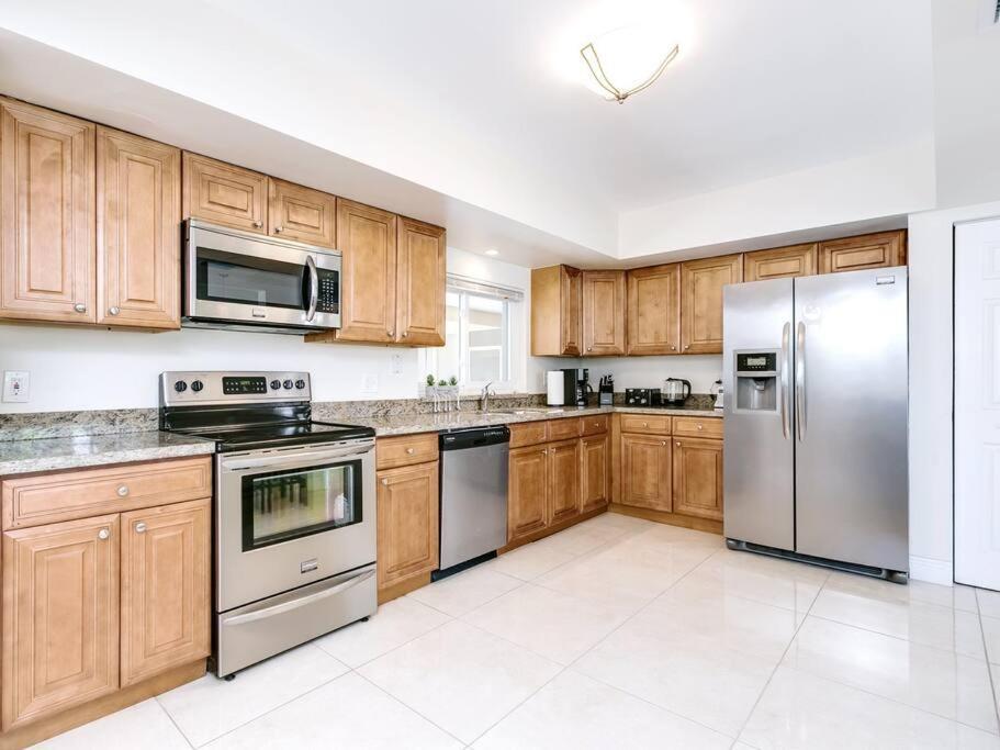Modern Spacious 5-Bedroom Home With Pool Hollywood Luaran gambar