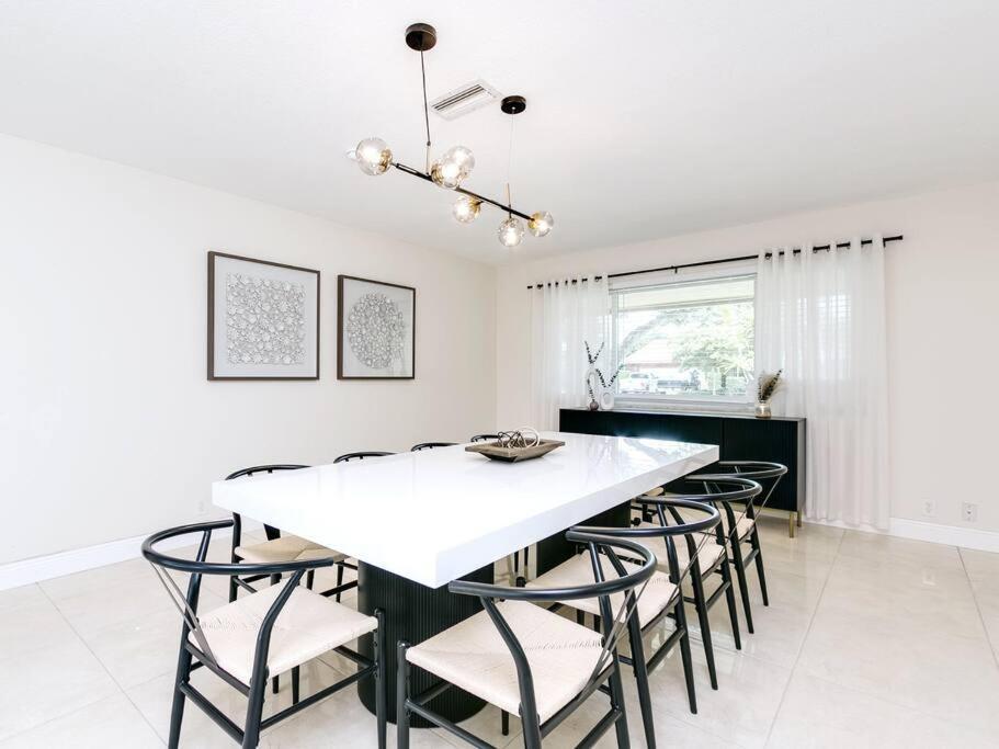Modern Spacious 5-Bedroom Home With Pool Hollywood Luaran gambar