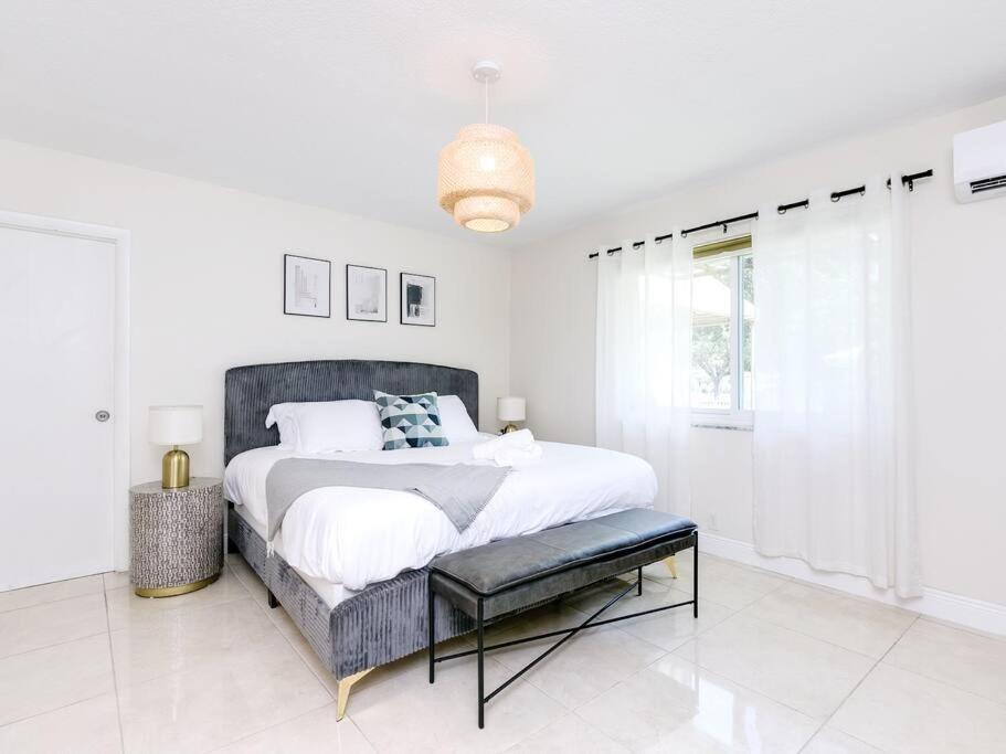 Modern Spacious 5-Bedroom Home With Pool Hollywood Luaran gambar