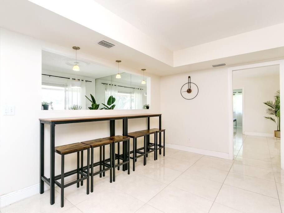 Modern Spacious 5-Bedroom Home With Pool Hollywood Luaran gambar